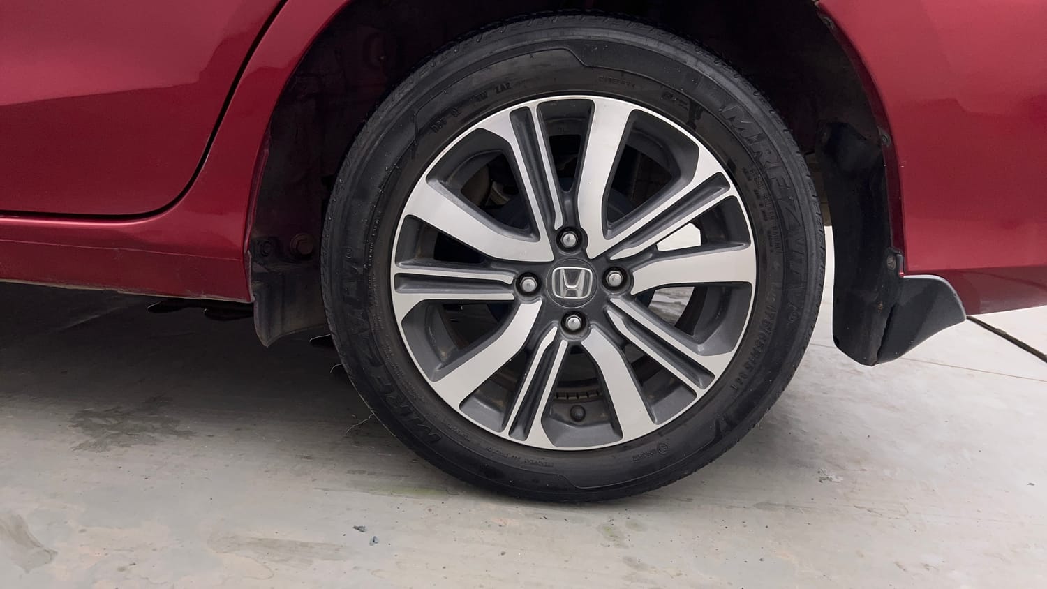 Used 2022 Honda Amaze VX CVT 1.2 Petrol Petrol Automatic tyres LEFT REAR TYRE RIM VIEW
