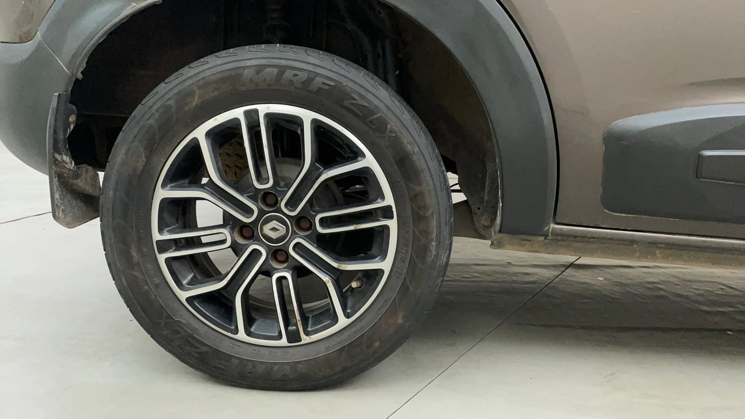 Used 2022 Renault Triber RXZ EASY-R AMT Dual Tone Petrol Automatic tyres RIGHT REAR TYRE RIM VIEW