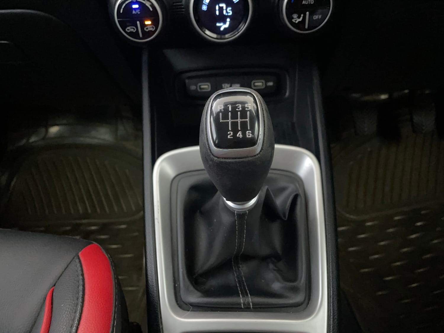 Used 2022 Hyundai Venue SX 1.5 CRDi Diesel Manual interior GEAR  KNOB VIEW