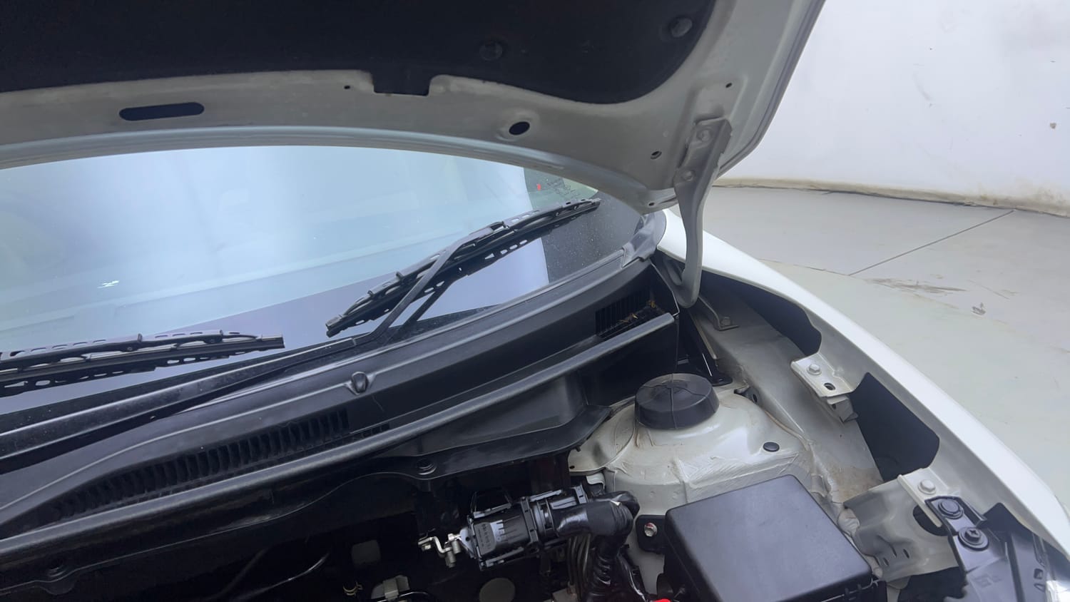 Used 2019 Maruti Suzuki Dzire VXi AMT Petrol Automatic engine ENGINE LEFT SIDE HINGE & APRON VIEW