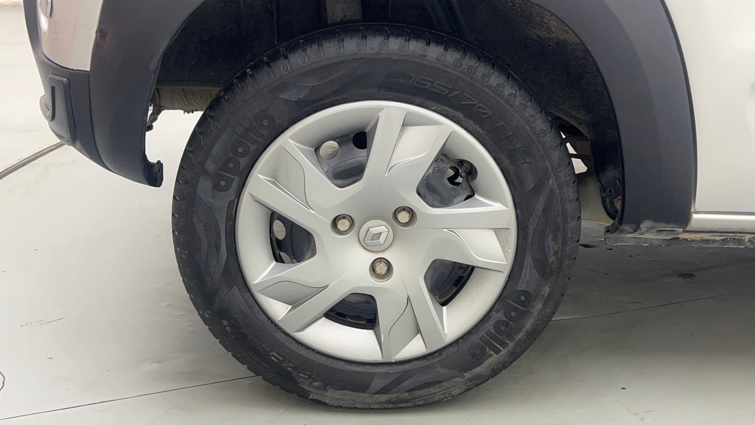 Used 2020 Renault Kwid RXT 1.0 AMT Opt Petrol Automatic tyres RIGHT REAR TYRE RIM VIEW