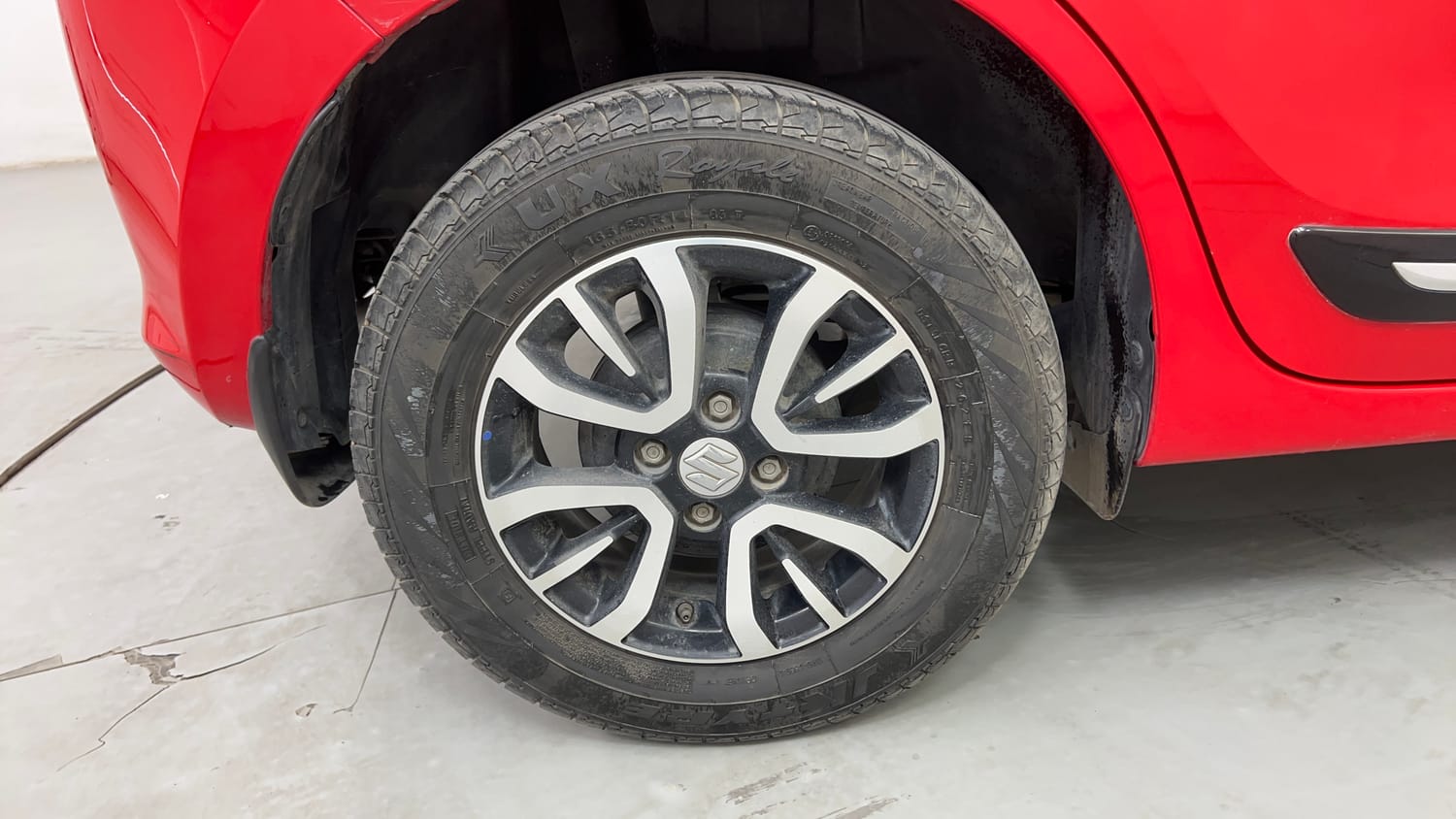 Used 2021 Maruti Suzuki Swift VXi AMT Petrol Automatic tyres RIGHT REAR TYRE RIM VIEW
