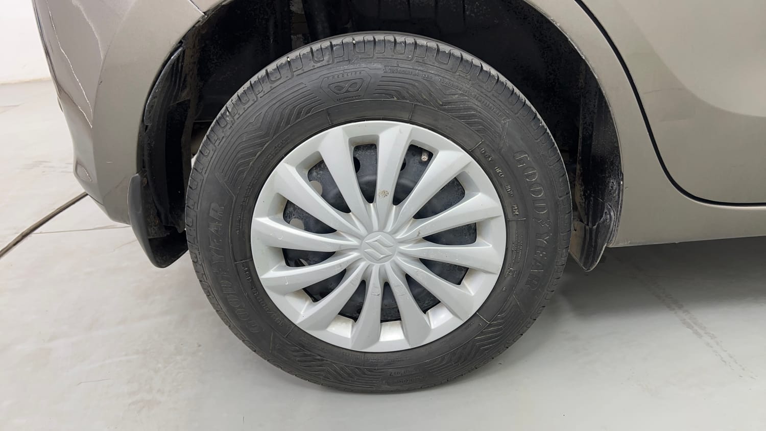 Used 2019 Maruti Suzuki Swift VDi AMT Diesel Automatic tyres RIGHT REAR TYRE RIM VIEW