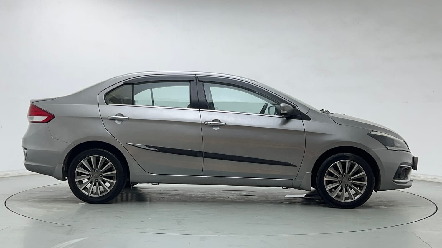 Used 2018 Maruti Suzuki Ciaz Alpha Hybrid 1.5 Petrol Manual exterior RIGHT SIDE VIEW