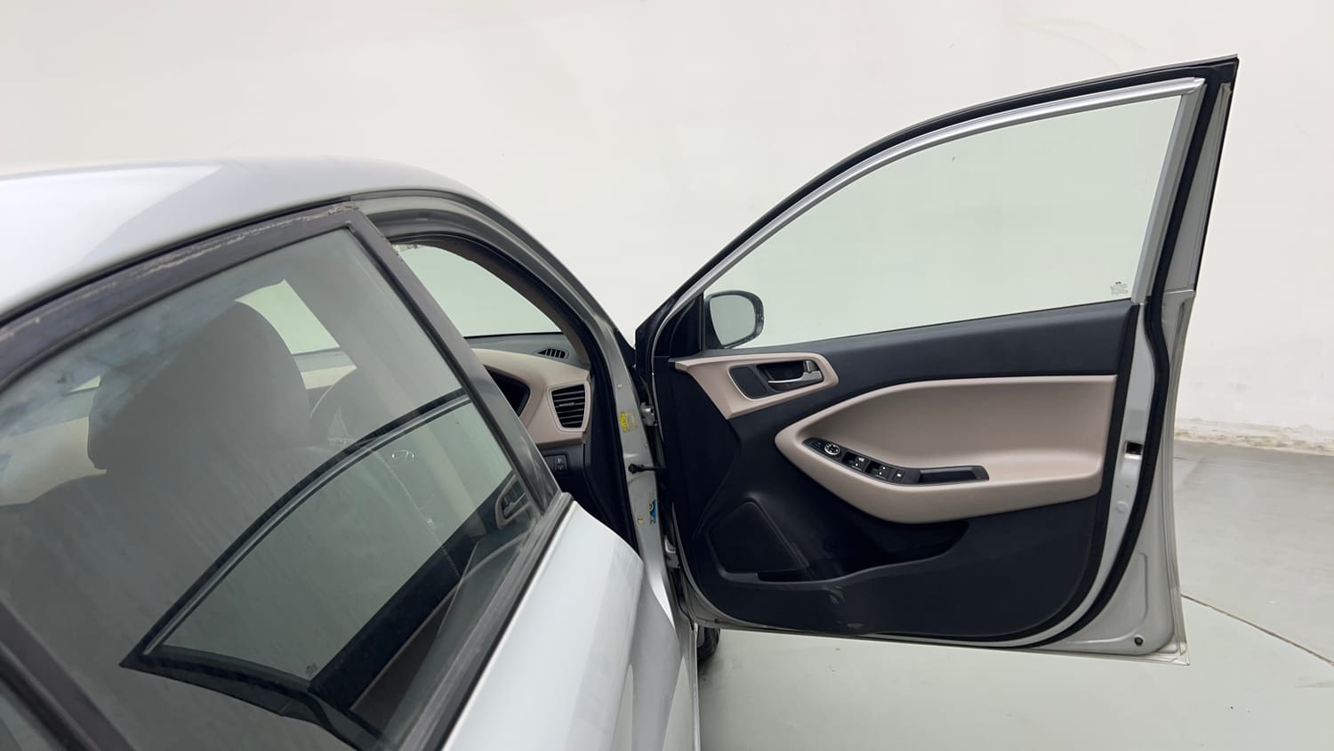 Used 2017 Hyundai Elite i20 Sportz 1.2 Petrol Manual interior RIGHT FRONT DOOR OPEN VIEW