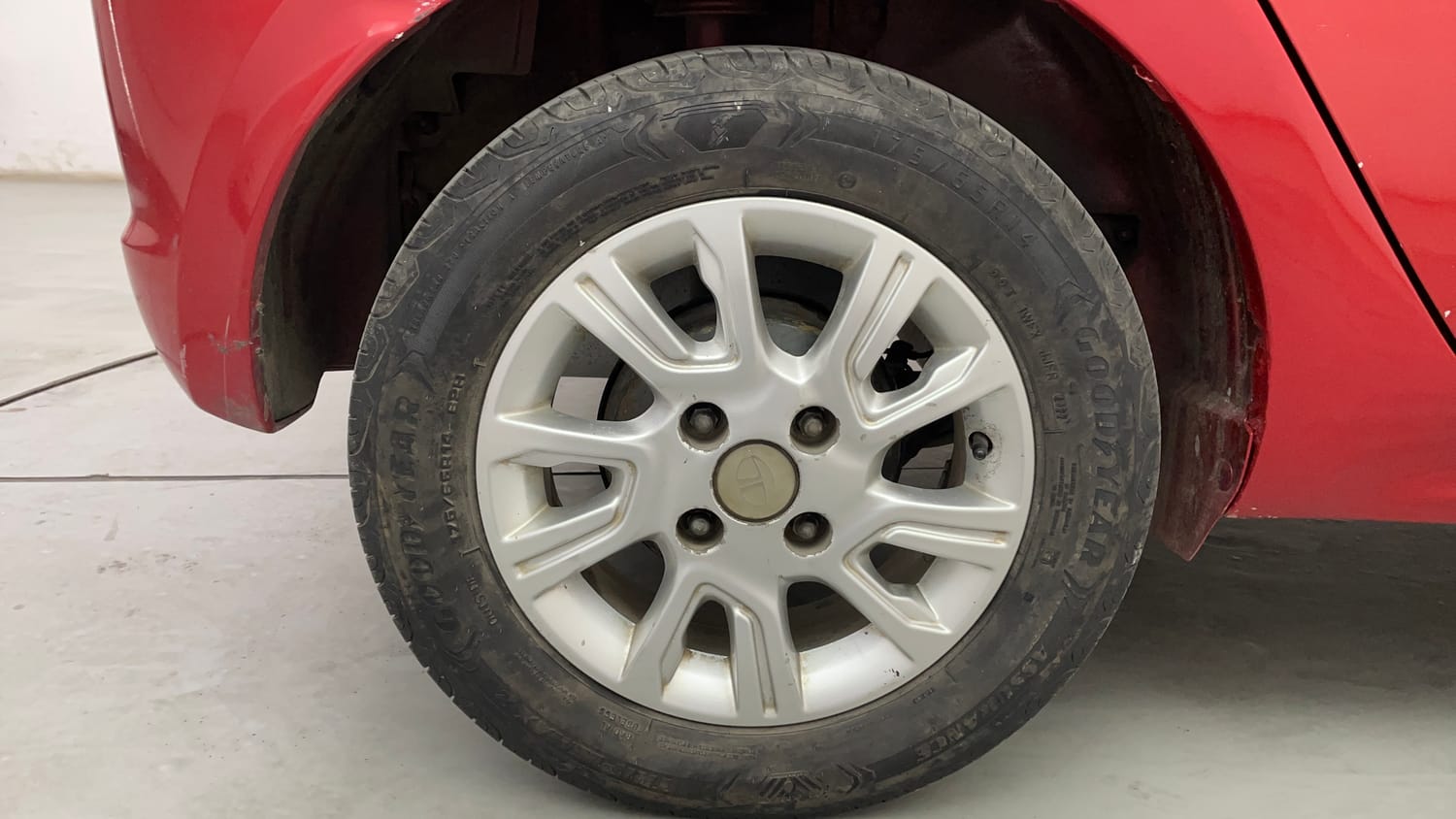 Used 2017 Tata Tiago Revotron XZA Petrol Automatic tyres RIGHT REAR TYRE RIM VIEW