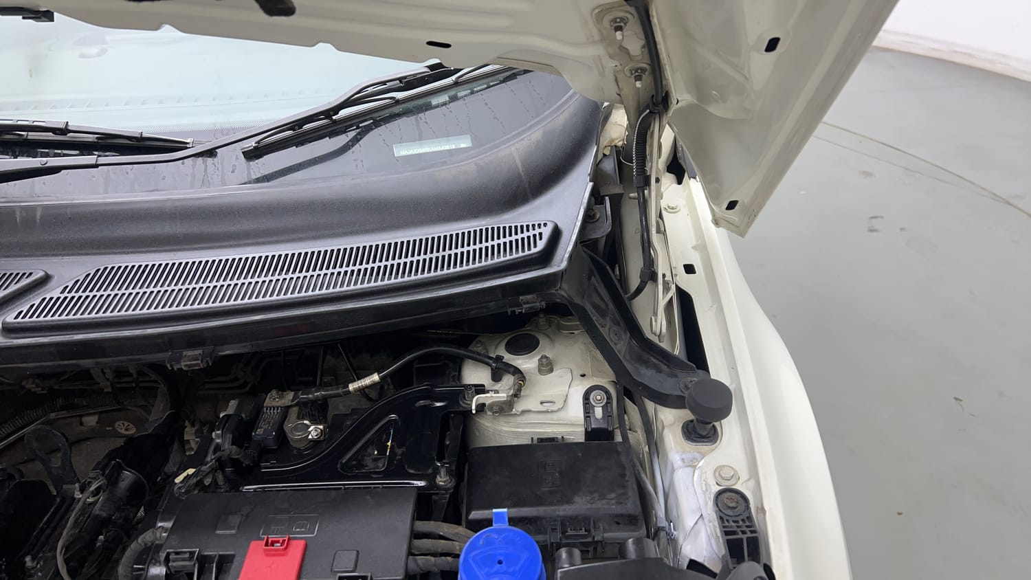 Used 2021 Ford EcoSport Titanium Plus 1.5L Ti-VCT AT Petrol Automatic engine ENGINE LEFT SIDE HINGE & APRON VIEW