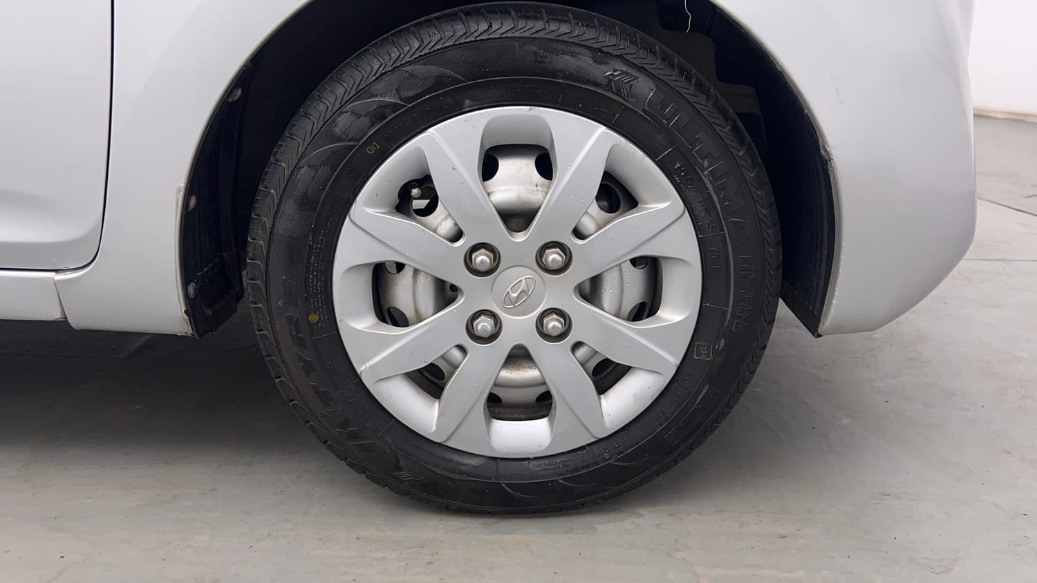 Used 2014 Hyundai Eon Sportz Petrol Manual tyres RIGHT FRONT TYRE RIM VIEW