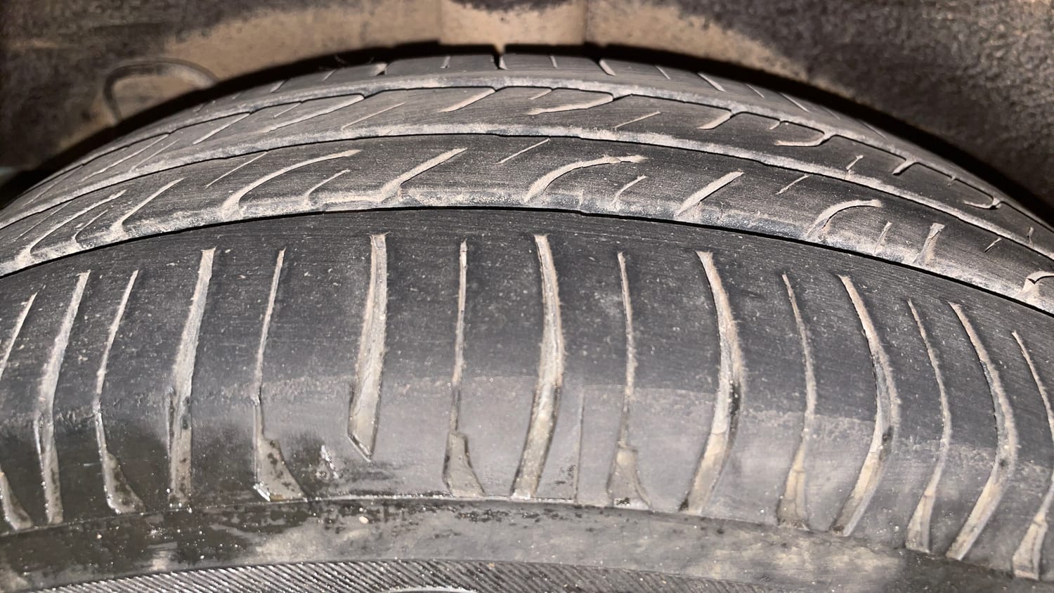 Used 2015 Hyundai Grand i10 Asta AT 1.2 Kappa VTVT Petrol Automatic tyres RIGHT REAR TYRE TREAD VIEW