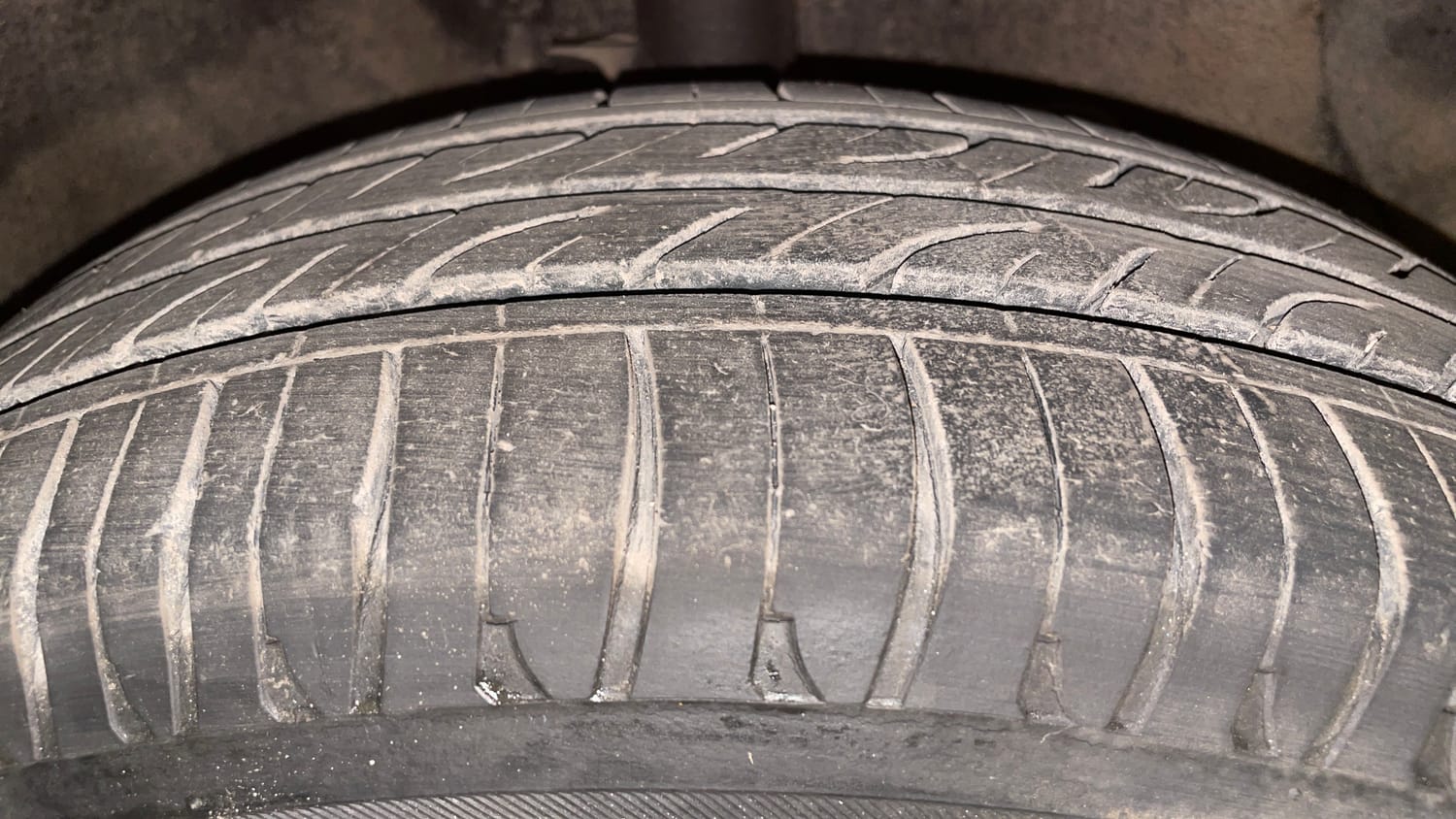 Used 2015 Hyundai Grand i10 Asta AT 1.2 Kappa VTVT Petrol Automatic tyres RIGHT FRONT TYRE TREAD VIEW