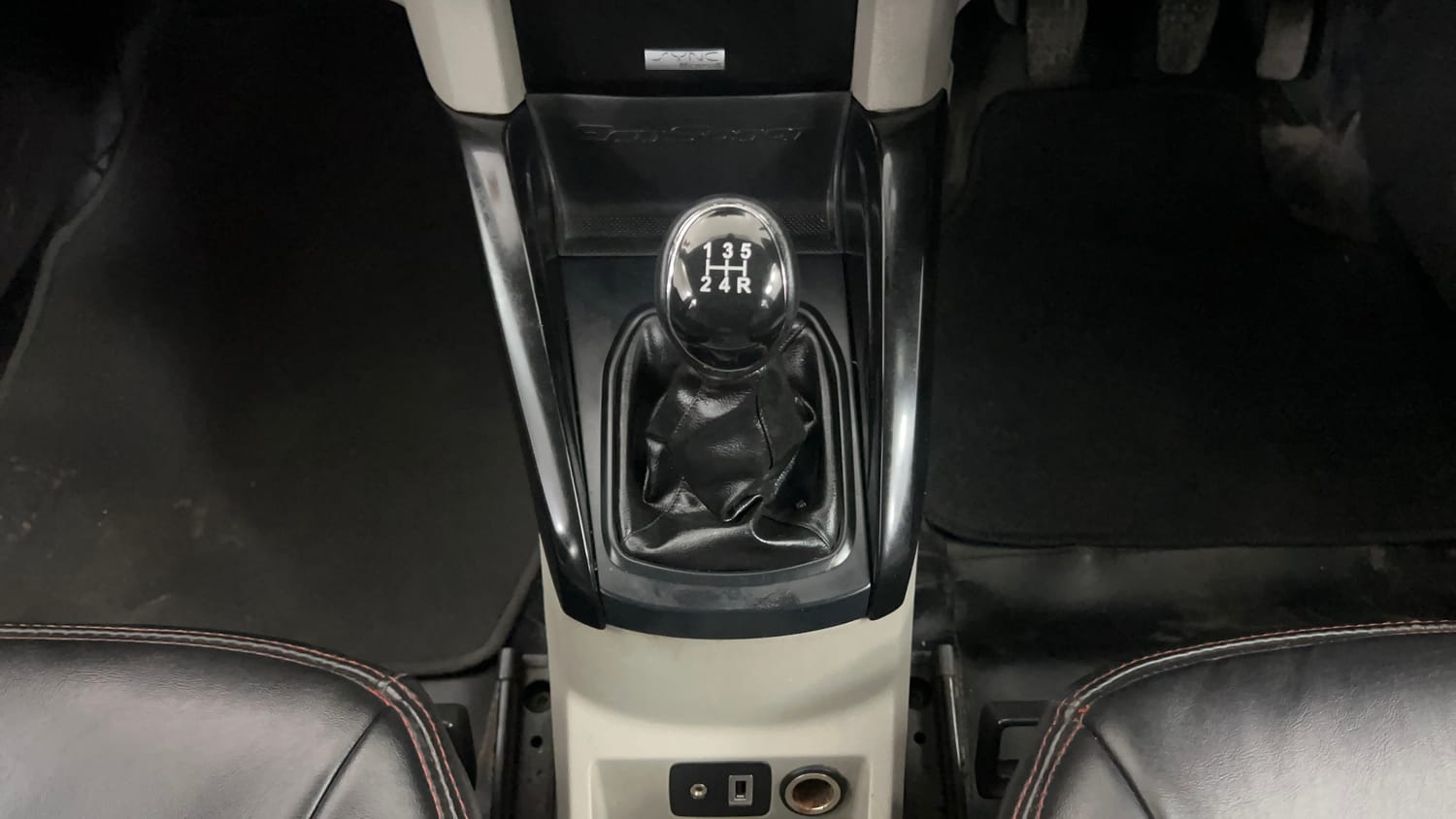 Used 2013 Ford EcoSport Titanium 1.5 TDCi Diesel Manual interior GEAR  KNOB VIEW