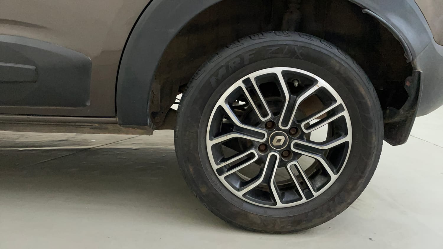 Used 2022 Renault Triber RXZ EASY-R AMT Dual Tone Petrol Automatic tyres LEFT REAR TYRE RIM VIEW