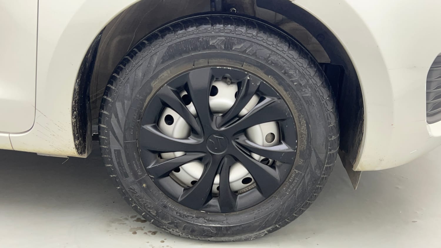Used 2023 Maruti Suzuki Swift LXi Petrol Manual tyres RIGHT FRONT TYRE RIM VIEW