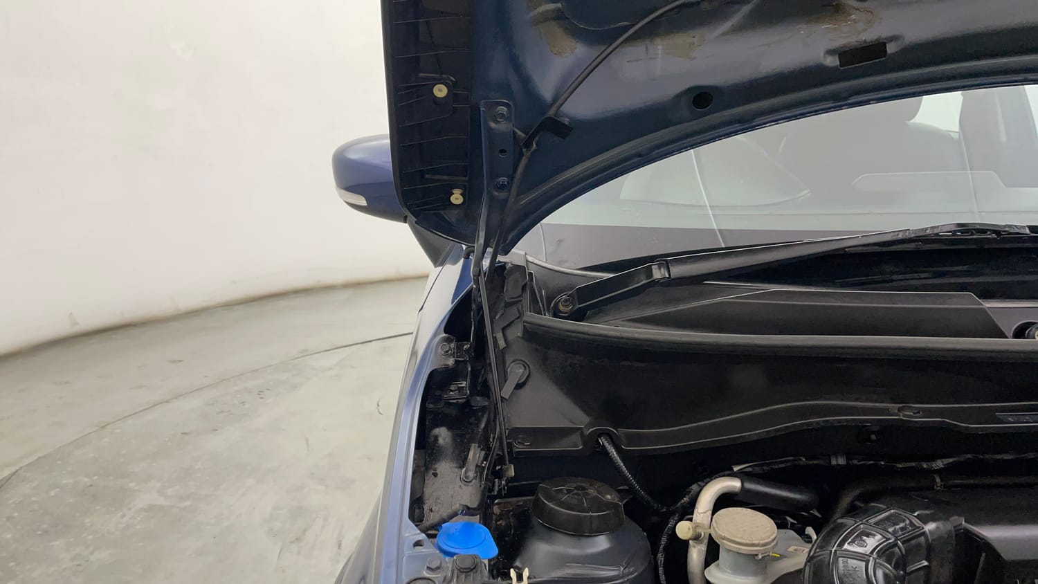 Used 2022 Maruti Suzuki Ignis Alpha 1.2 MT Petrol Manual engine ENGINE RIGHT SIDE HINGE & APRON VIEW