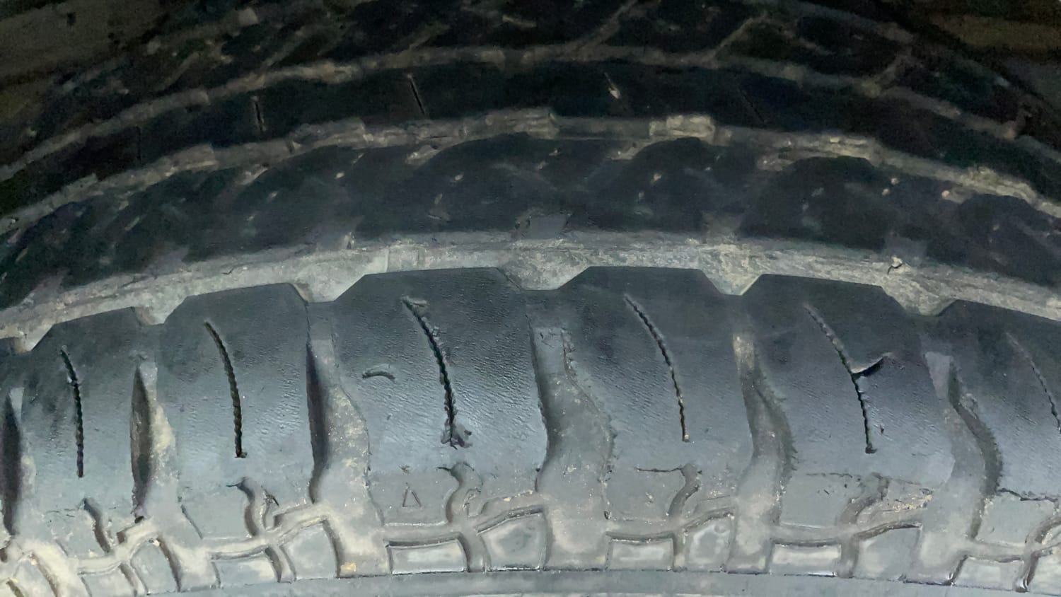 Used 2022 mahindra Thar LX Hard Top Petrol AT 4WD Petrol Automatic tyres RIGHT REAR TYRE TREAD VIEW