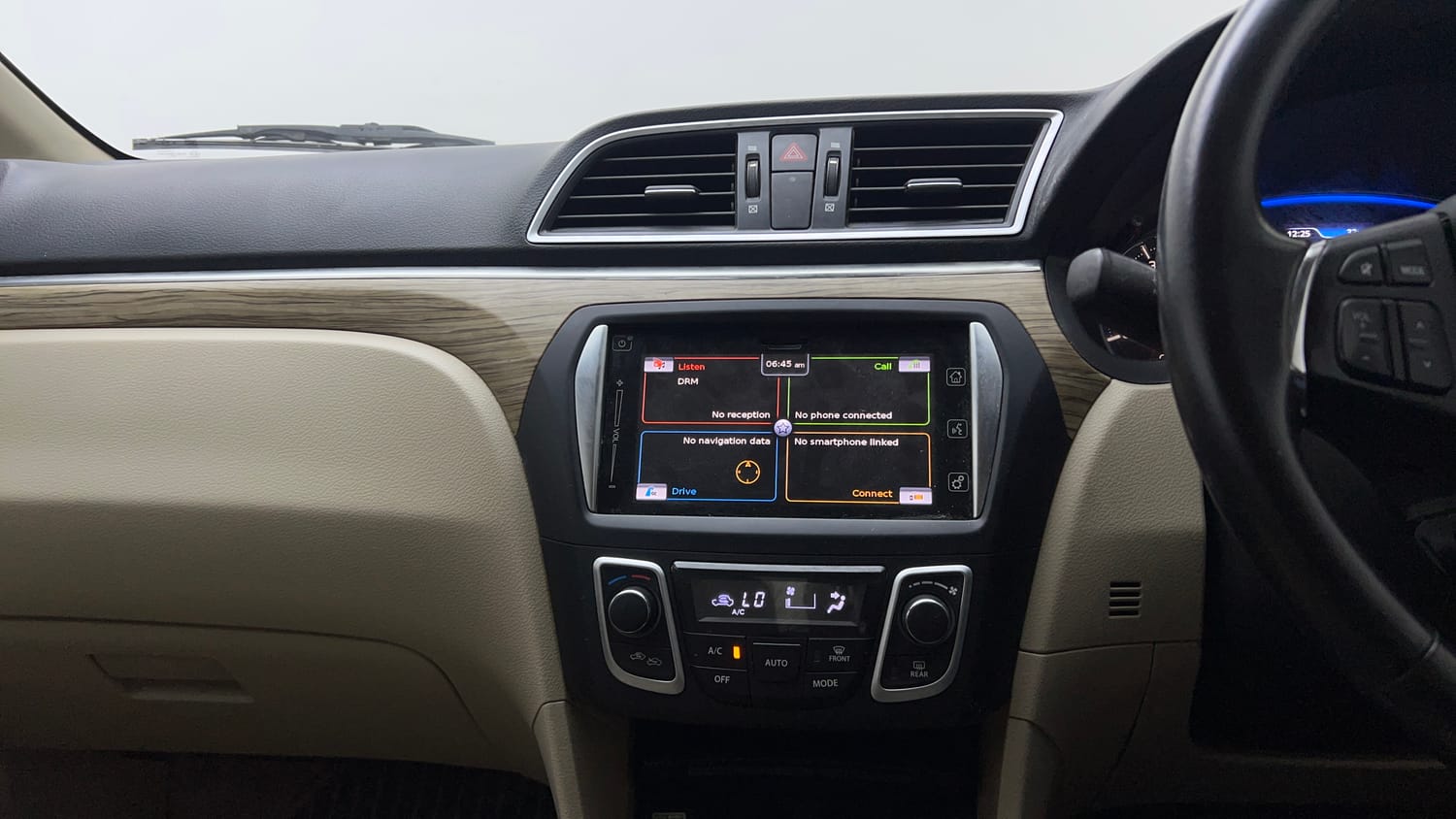 Used 2018 Maruti Suzuki Ciaz Alpha Hybrid 1.5 Petrol Manual interior MUSIC SYSTEM & AC CONTROL VIEW