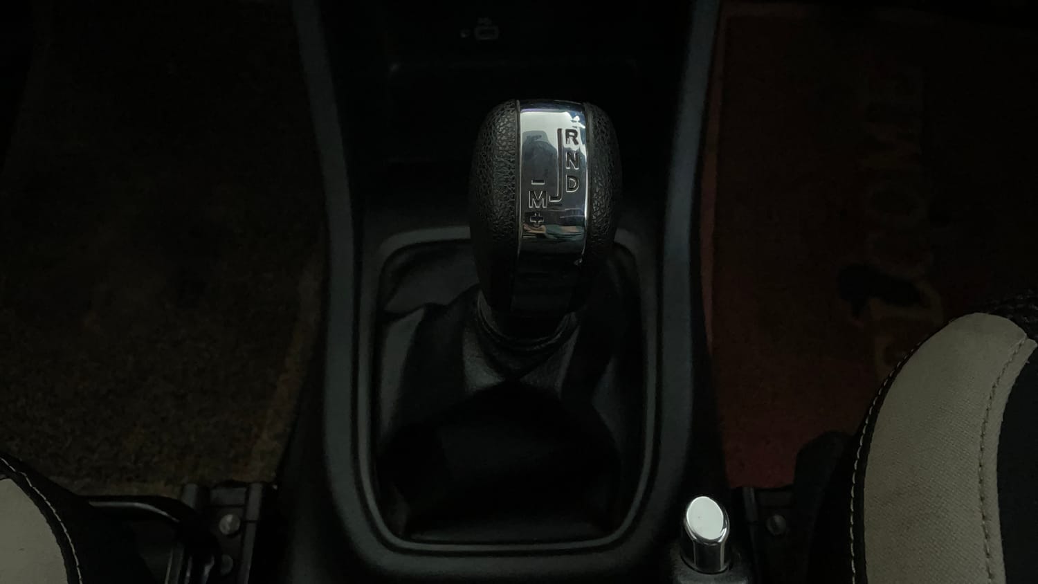 Used 2022 Renault Triber RXZ EASY-R AMT Dual Tone Petrol Automatic interior GEAR  KNOB VIEW
