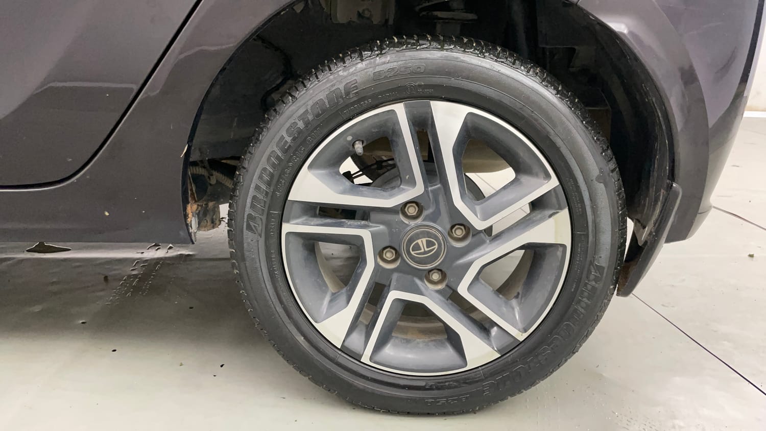 Used 2022 null Petrol Automatic tyres LEFT REAR TYRE RIM VIEW