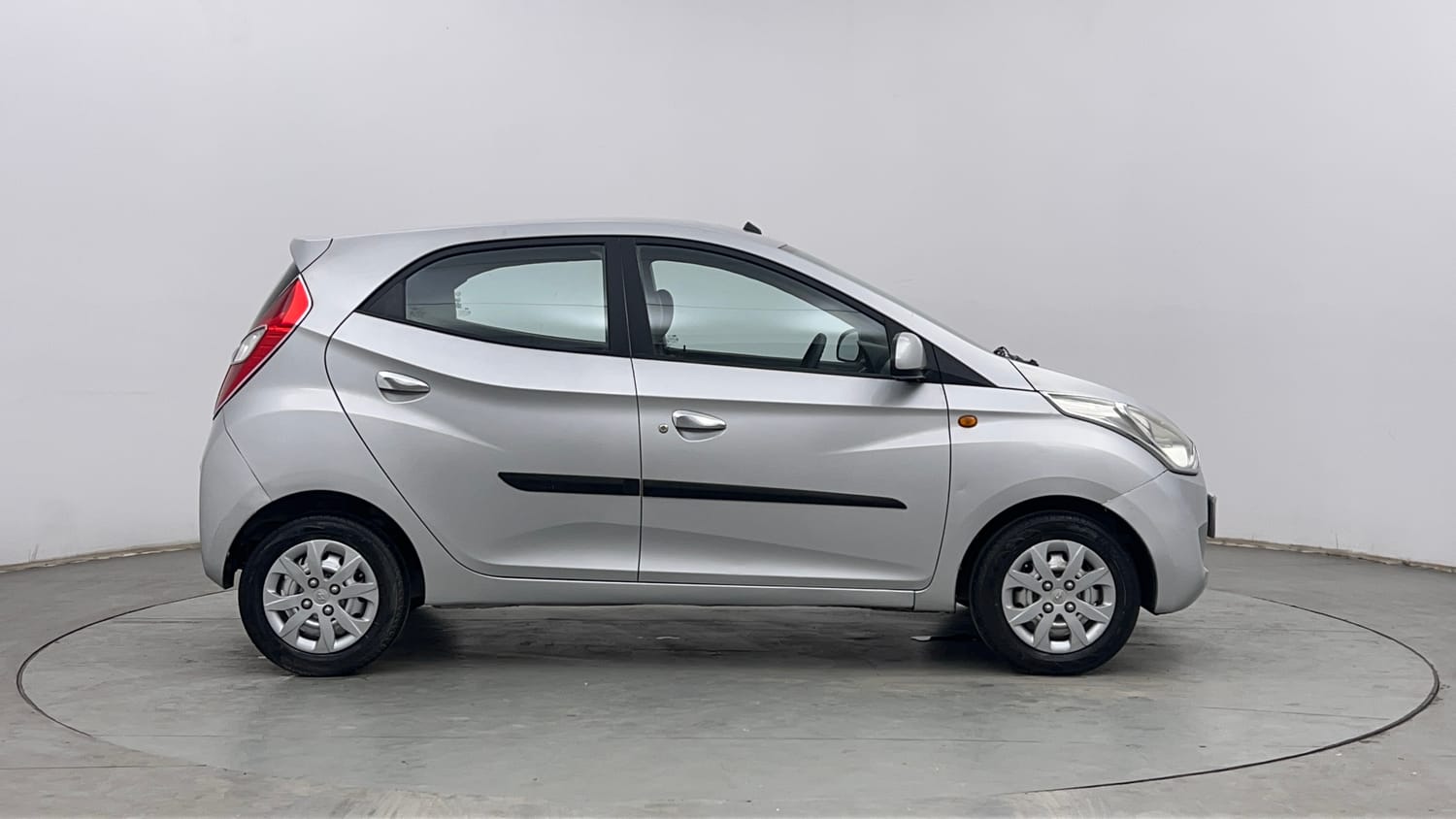 Used 2014 Hyundai Eon Sportz Petrol Manual exterior RIGHT SIDE VIEW