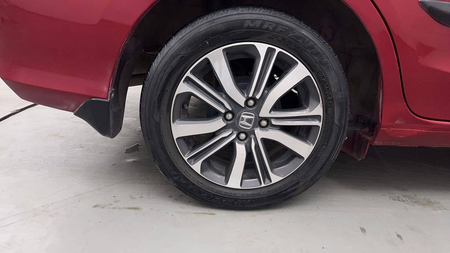 Used 2022 Honda Amaze VX CVT 1.2 Petrol Petrol Automatic tyres RIGHT REAR TYRE RIM VIEW