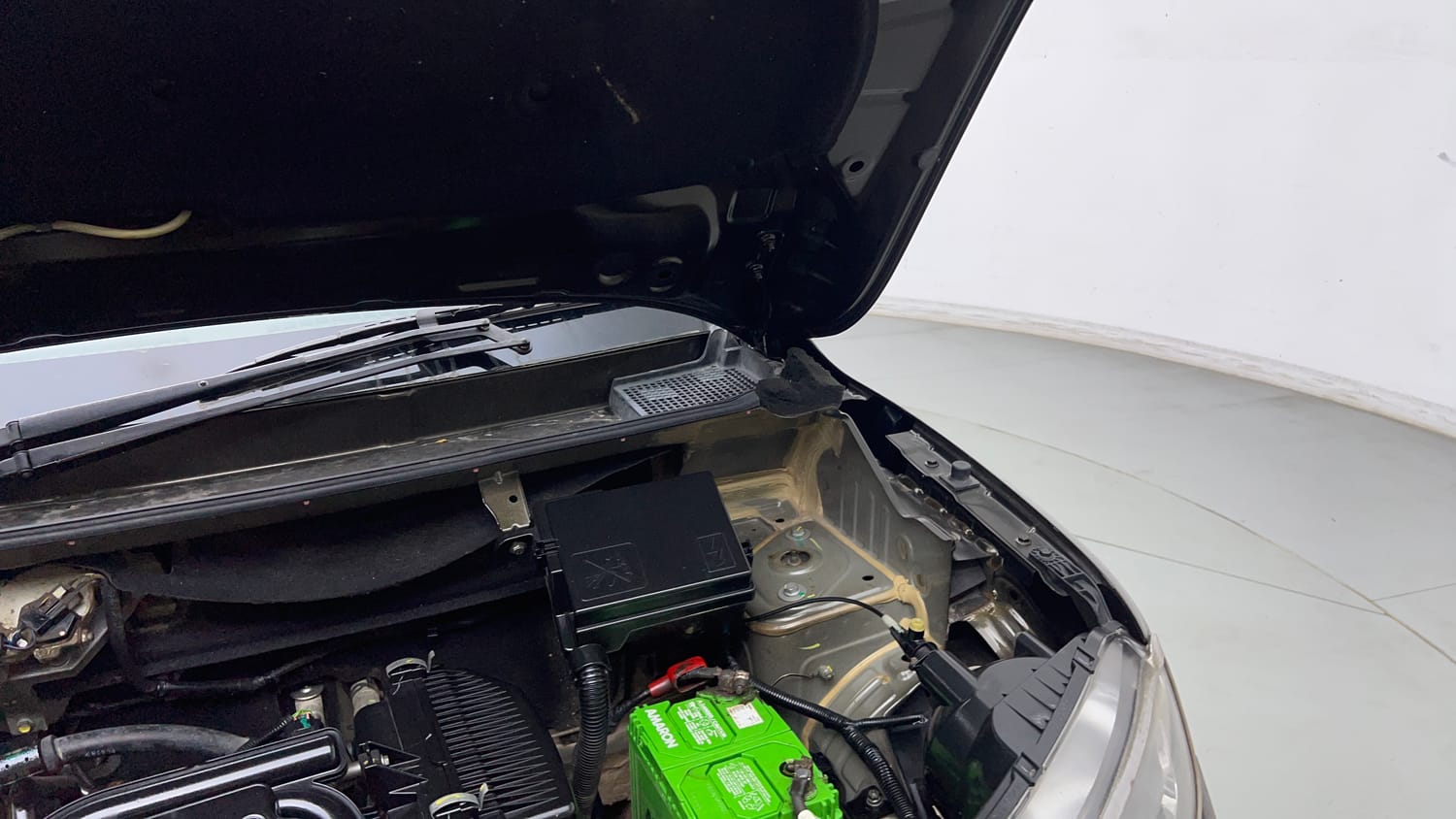 Used 2017 Renault Kwid 1.0 RXT Petrol Manual engine ENGINE LEFT SIDE HINGE & APRON VIEW