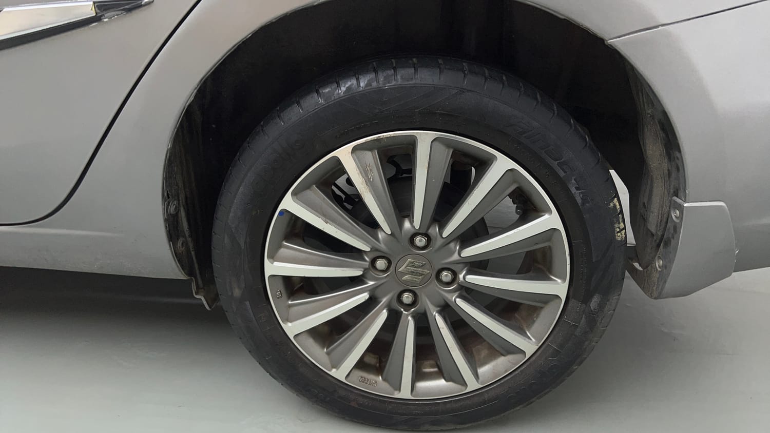 Used 2018 Maruti Suzuki Ciaz Alpha Hybrid 1.5 Petrol Manual tyres LEFT REAR TYRE RIM VIEW