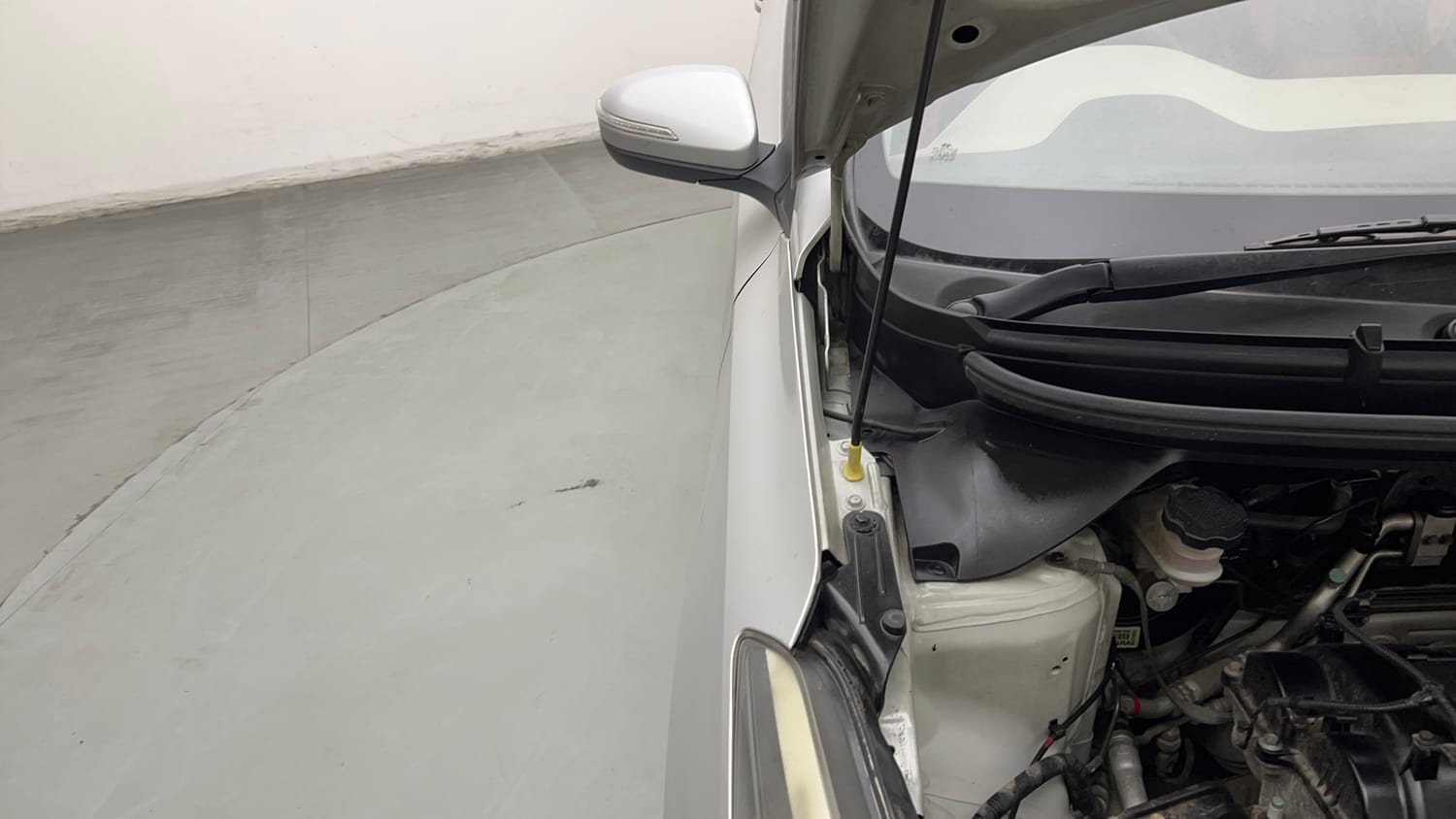 Used 2017 Hyundai Elite i20 Sportz 1.2 Petrol Manual engine ENGINE RIGHT SIDE HINGE & APRON VIEW