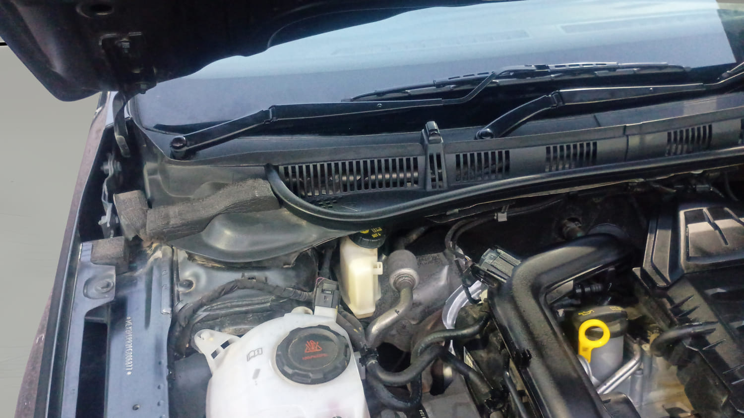 Used 2023 Skoda Slavia Ambition 1.0L TSI MT Petrol Manual engine ENGINE RIGHT SIDE HINGE & APRON VIEW