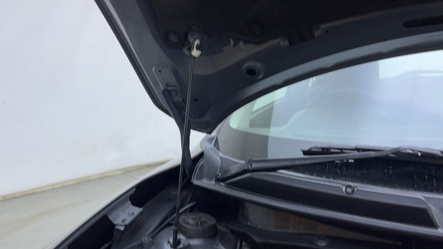 Used 2023 Maruti Suzuki Swift ZXi Plus Petrol Manual engine ENGINE RIGHT SIDE HINGE & APRON VIEW