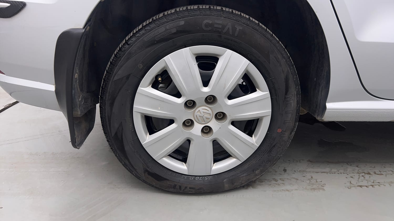 Used 2017 Volkswagen Ameo Trendline 1.2L (P) Petrol Manual tyres RIGHT REAR TYRE RIM VIEW
