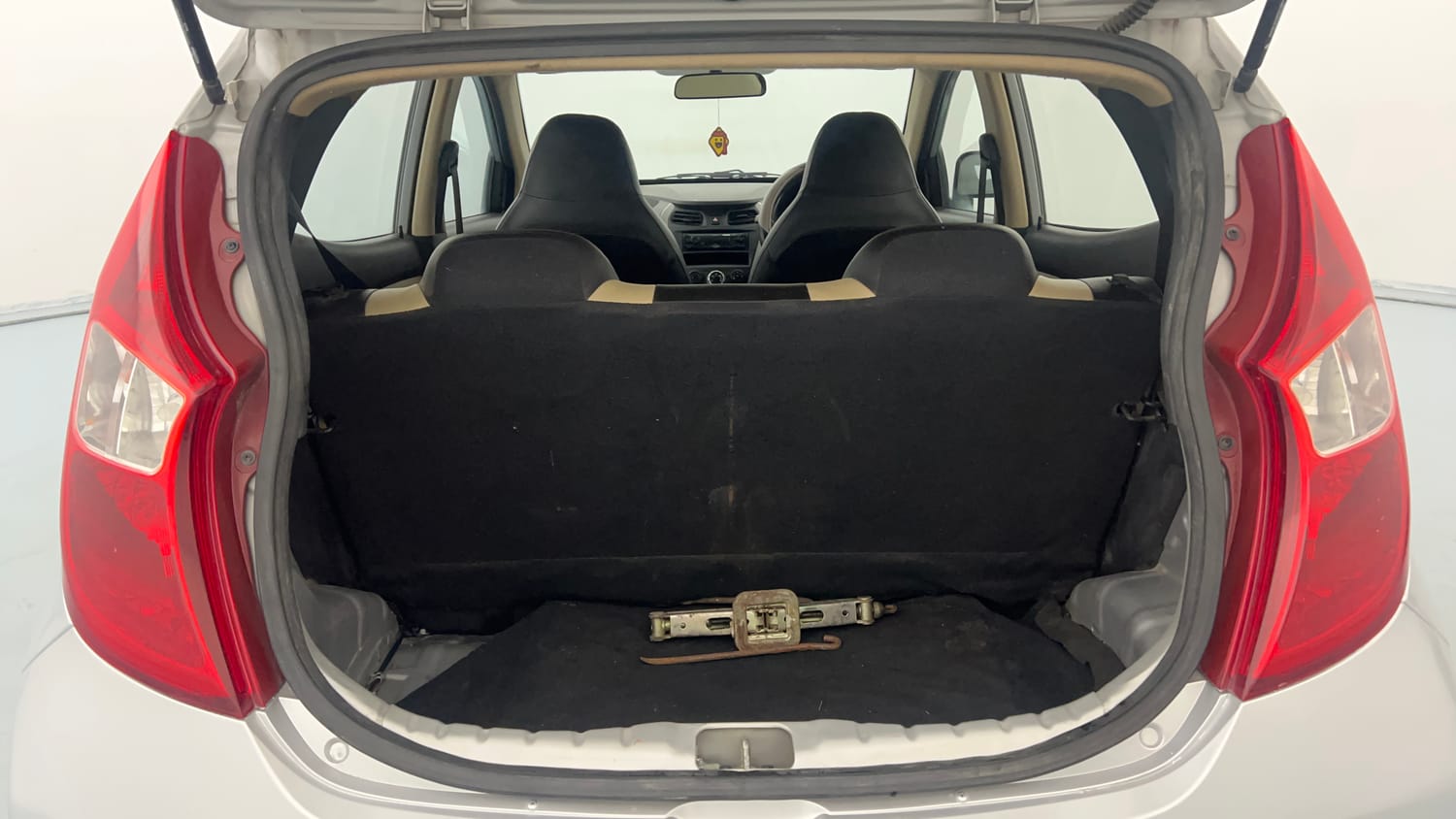Used 2016 Hyundai Eon Era + Petrol Manual interior DICKY INSIDE VIEW