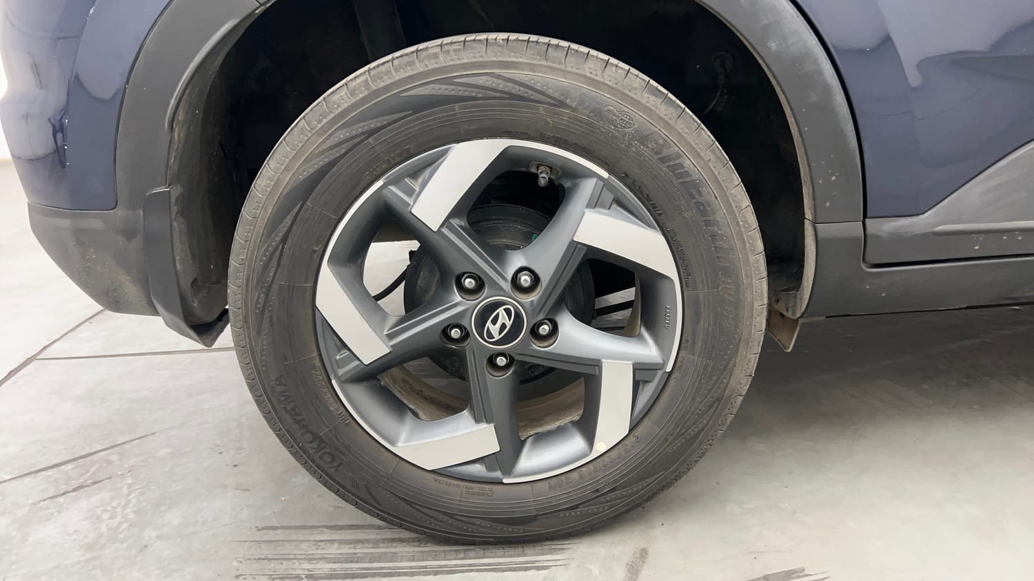 Used 2021 Hyundai Venue SX (O) 1.5 CRDi Diesel Manual tyres RIGHT REAR TYRE RIM VIEW