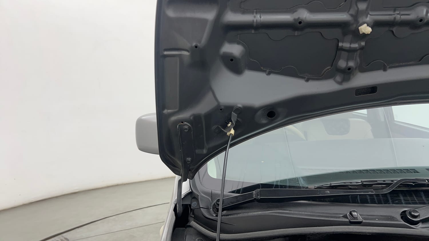 Used 2017 Maruti Suzuki Wagon R VXI+ Petrol Manual engine ENGINE RIGHT SIDE HINGE & APRON VIEW