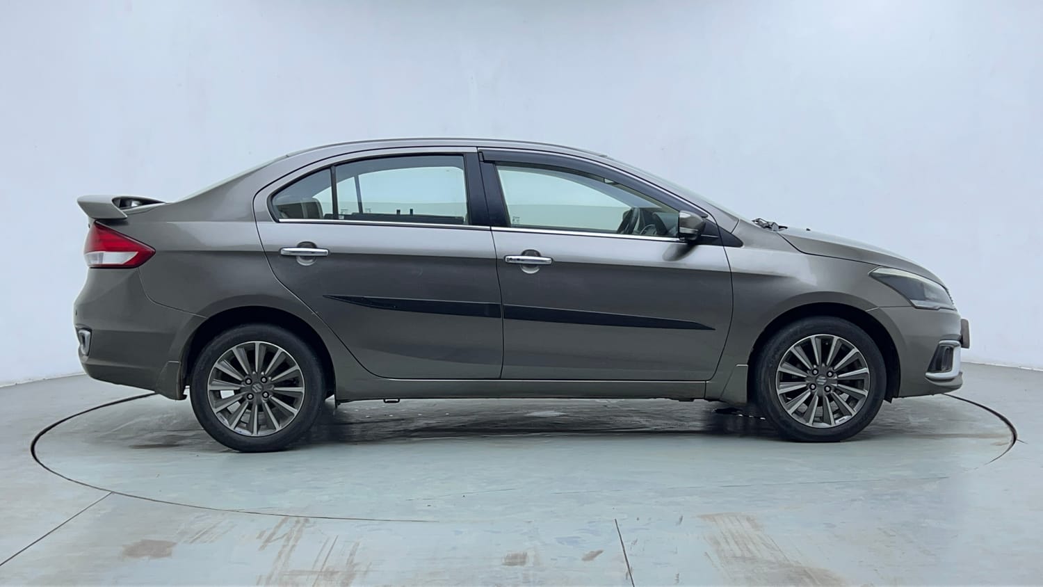 Used 2019 Maruti Suzuki Ciaz Alpha Hybrid 1.5 AT Petrol Automatic exterior RIGHT SIDE VIEW