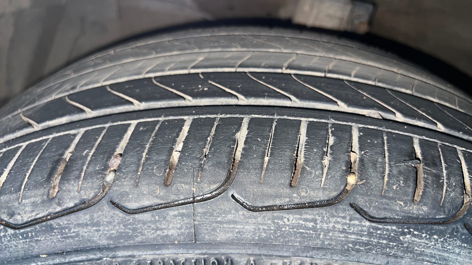 Used 2019 Maruti Suzuki Ciaz Alpha Hybrid 1.5 AT Petrol Automatic tyres LEFT FRONT TYRE TREAD VIEW