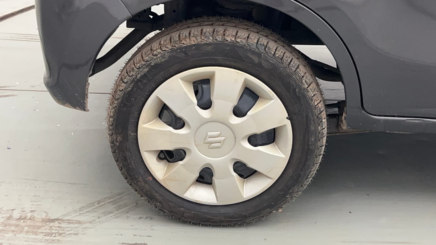 Used 2015 Maruti Suzuki Alto K10 VXi AMT Petrol Automatic tyres RIGHT REAR TYRE RIM VIEW