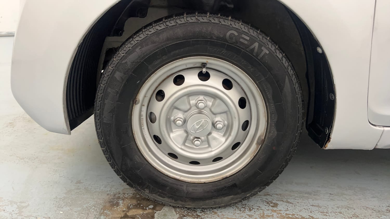 Used 2016 Hyundai Eon Era + Petrol Manual tyres LEFT FRONT TYRE RIM VIEW