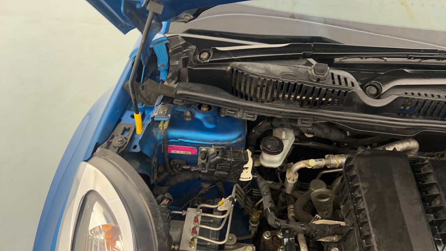 Used 2017 Tata Nexon XZ Plus Diesel Diesel Manual engine ENGINE RIGHT SIDE HINGE & APRON VIEW