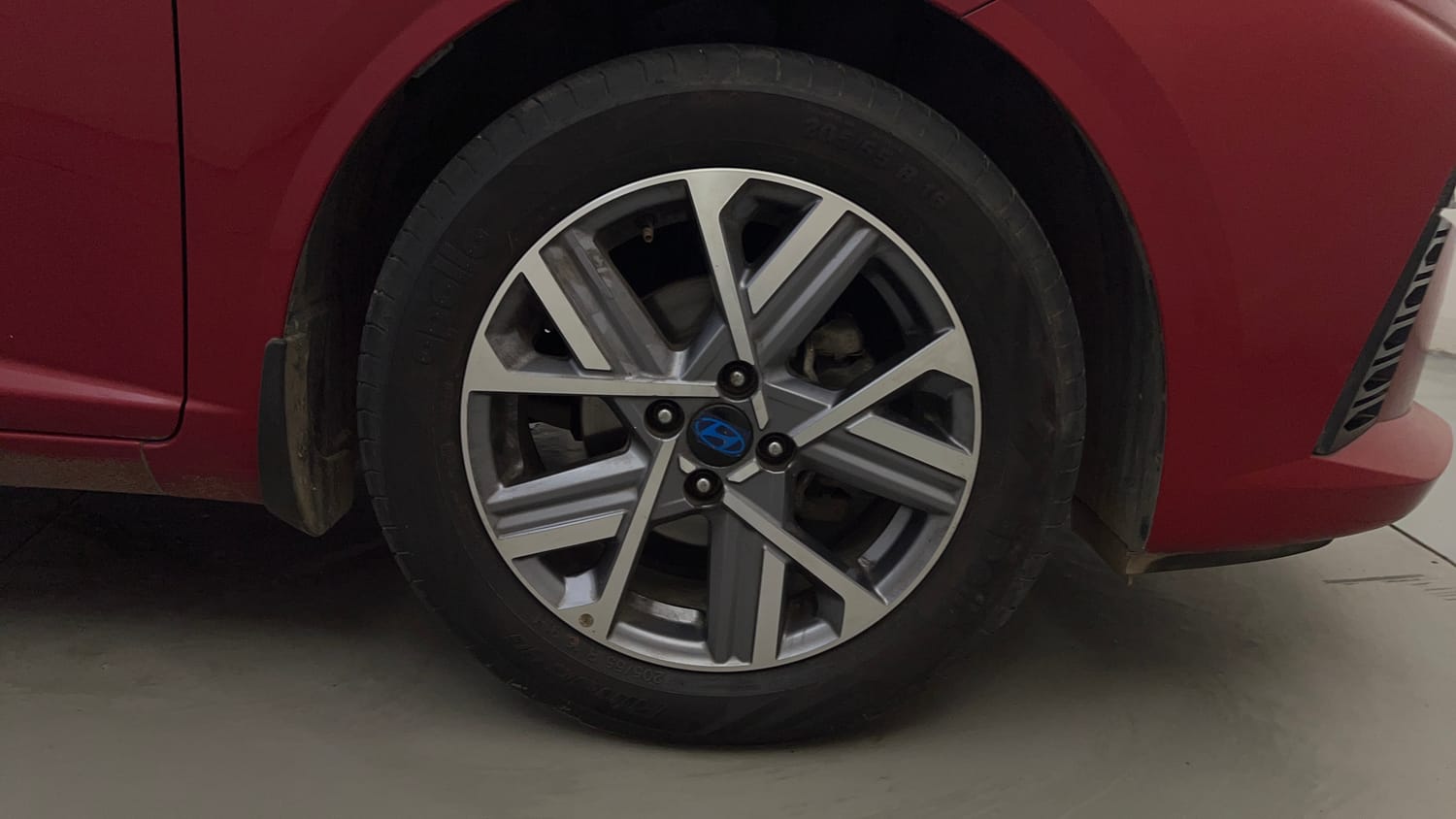 Used 2023 Hyundai Verna SX 1.5 Petrol MT Petrol Manual tyres RIGHT FRONT TYRE RIM VIEW