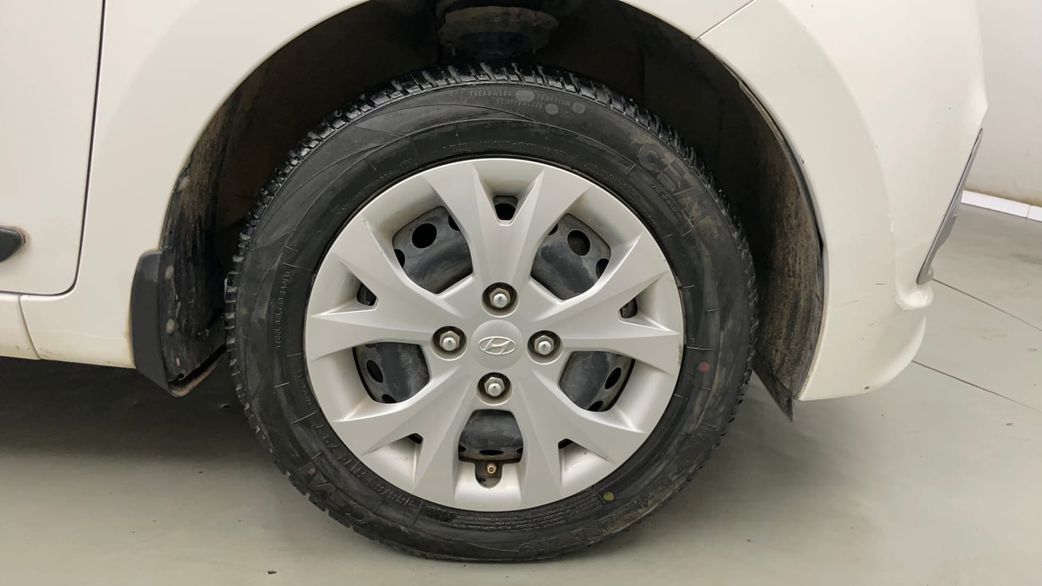 Used 2016 Hyundai Grand i10 Magna 1.2 Kappa VTVT Petrol Manual tyres RIGHT FRONT TYRE RIM VIEW