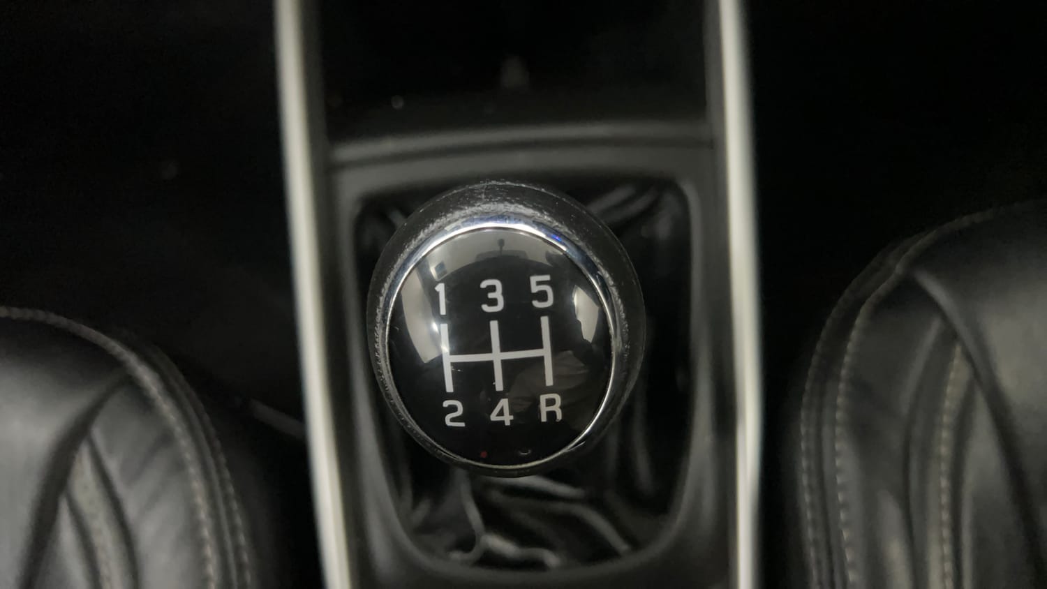 Used 2016 Maruti Suzuki Baleno Delta 1.2 Petrol Manual interior GEAR  KNOB VIEW