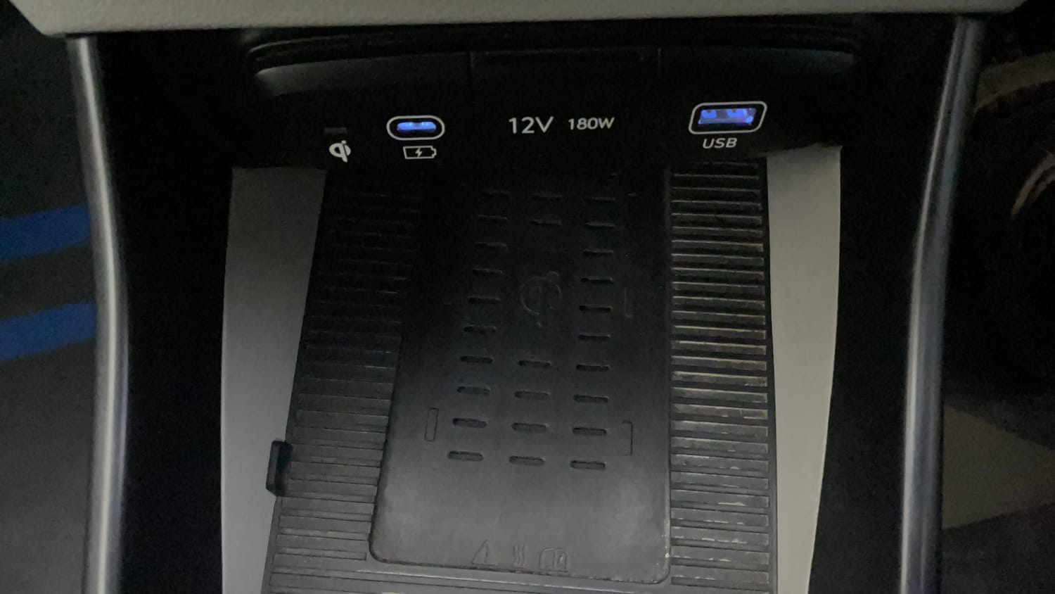 Used 2024 Hyundai i20 Sportz (O) 1.2 IVT Petrol Automatic top_features Wireless phone charging