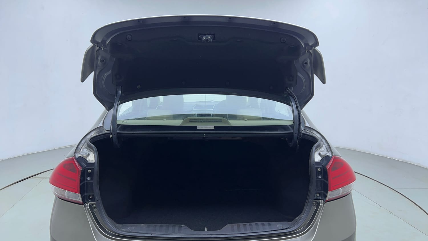 Used 2019 Maruti Suzuki Ciaz Alpha Hybrid 1.5 AT Petrol Automatic interior DICKY DOOR OPEN VIEW