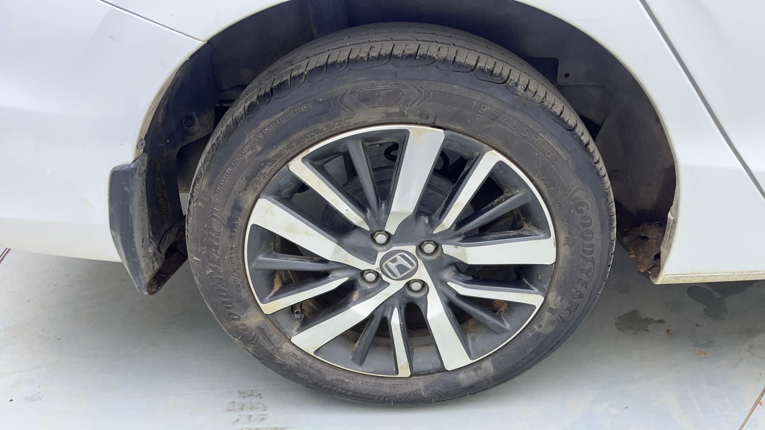 Used 2022 Honda City ZX CVT Petrol Petrol Automatic tyres RIGHT REAR TYRE RIM VIEW