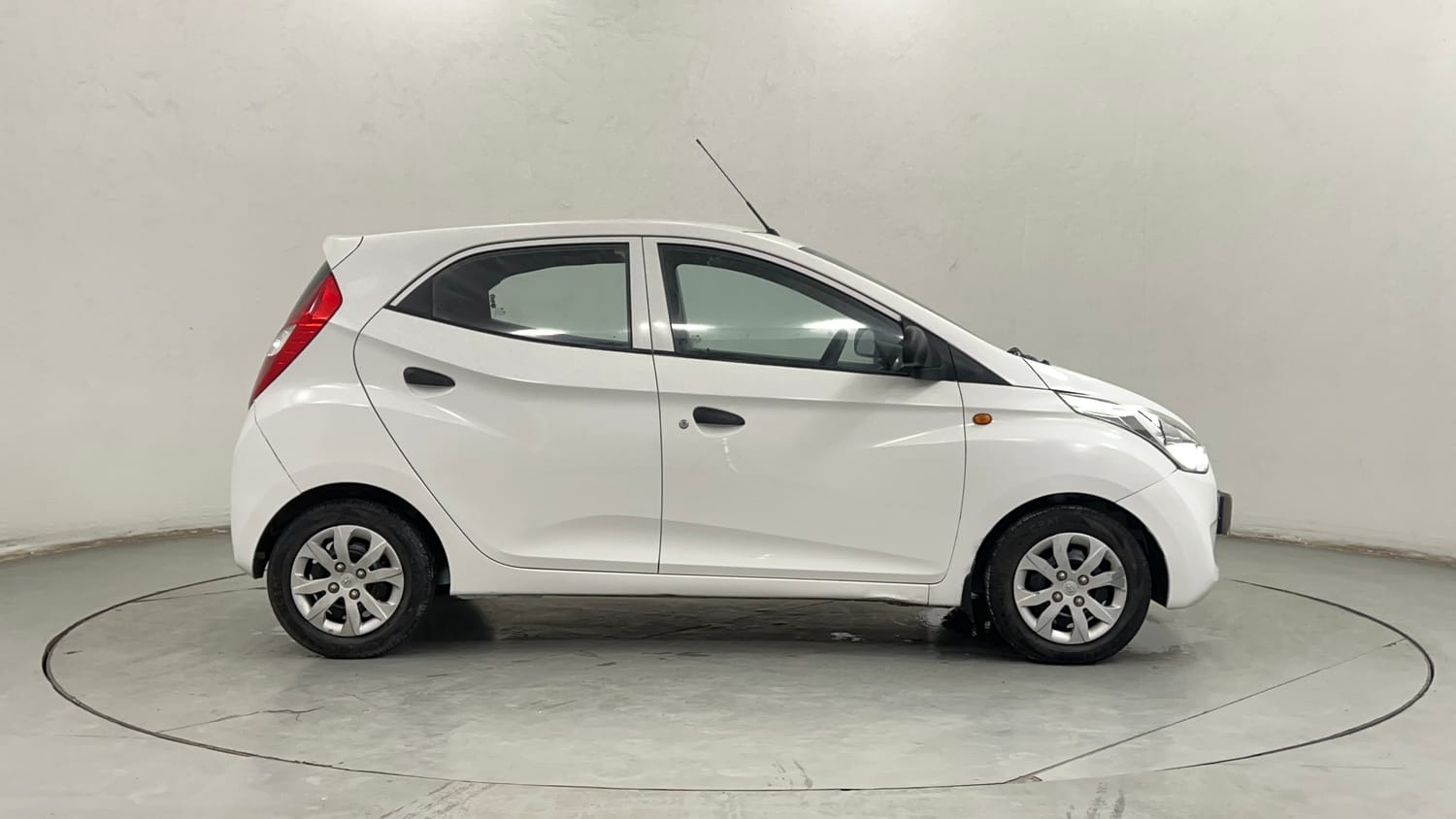 Used 2014 Hyundai Eon Magna Petrol Manual exterior RIGHT SIDE VIEW