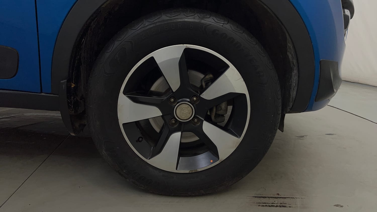 Used 2019 Tata Nexon XZA Plus Petrol Petrol Automatic tyres RIGHT FRONT TYRE RIM VIEW
