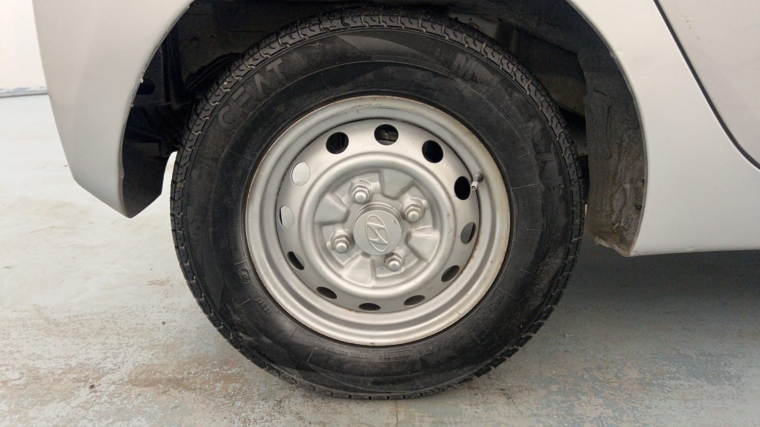 Used 2016 Hyundai Eon Era + Petrol Manual tyres RIGHT REAR TYRE RIM VIEW