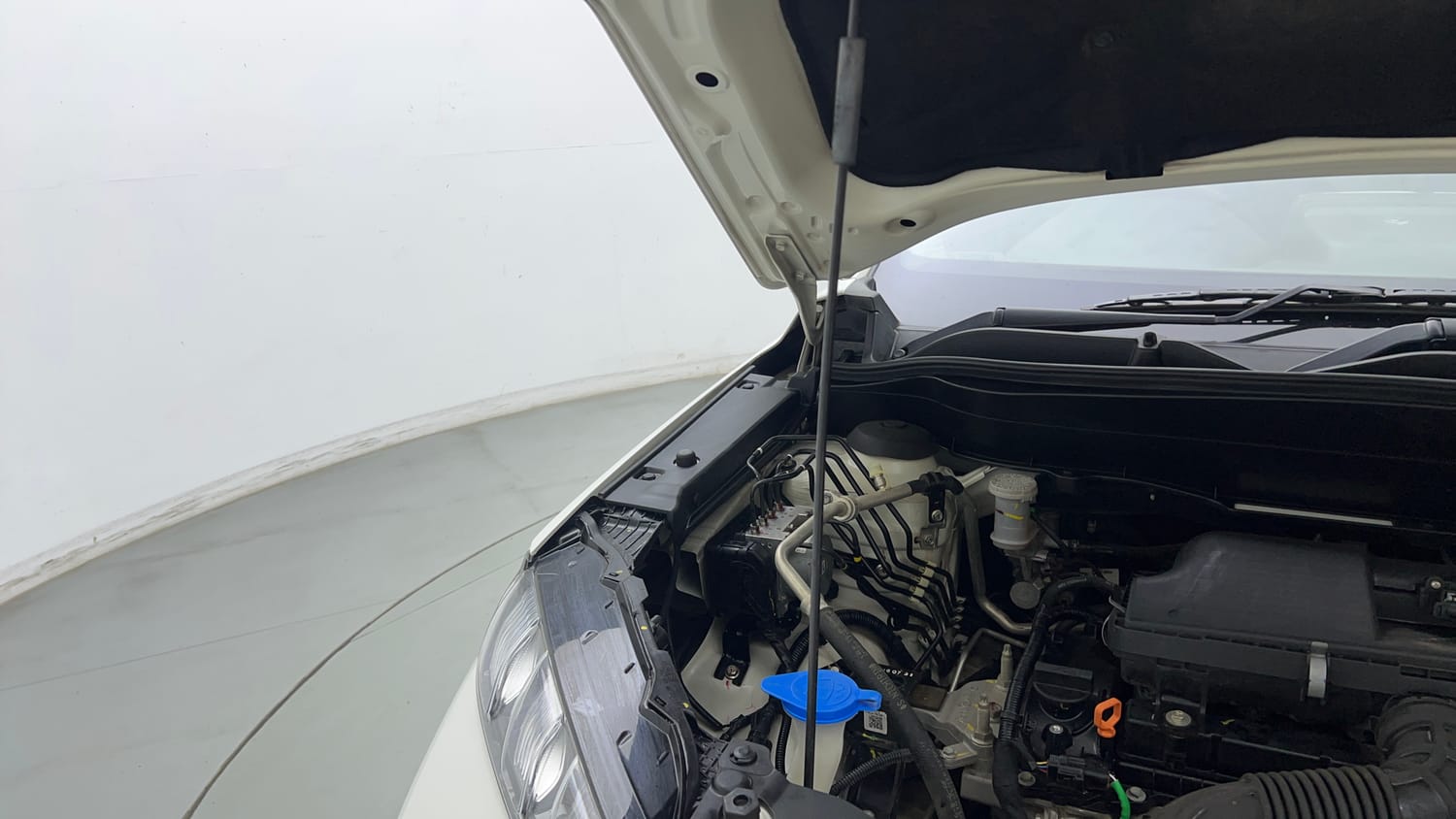 Used 2023 Maruti Suzuki Grand Vitara Sigma Smart Hybrid Petrol Manual engine ENGINE RIGHT SIDE HINGE & APRON VIEW