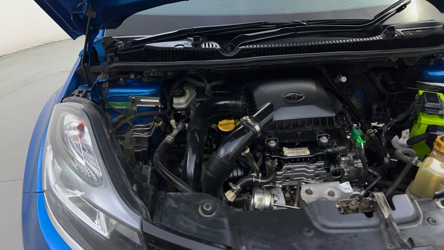 Used 2019 Tata Nexon XZA Plus Petrol Petrol Automatic engine ENGINE RIGHT SIDE HINGE & APRON VIEW
