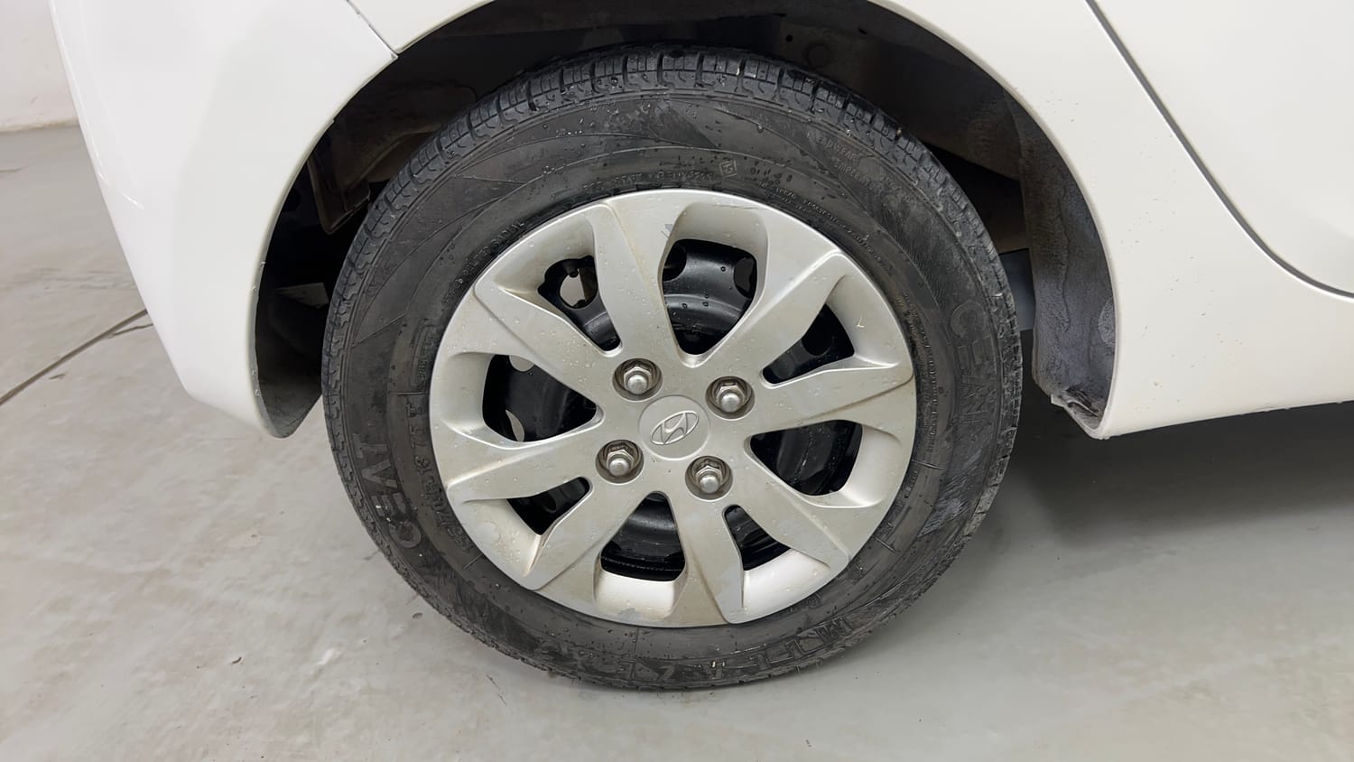 Used 2014 Hyundai Eon Magna Petrol Manual tyres RIGHT REAR TYRE RIM VIEW